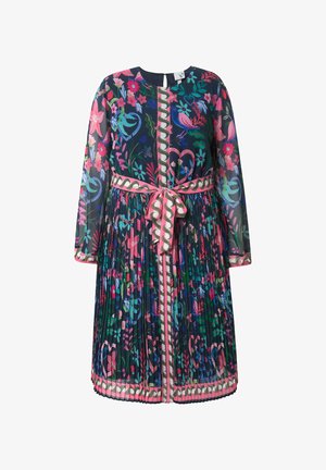 Langärmliges, plissiertes Kleid mit pinken, blauen und grünen Blumen- und Vogelmustern, versehen mit einem pinken Gürtel, der in der Taille gebunden ist, sowie gemustertem Besatz.