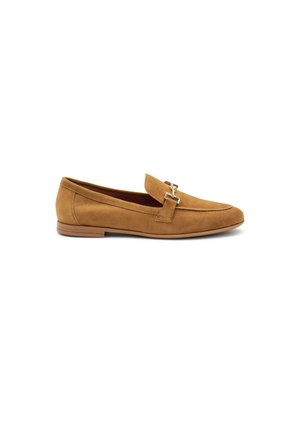 Mocassino in suede marrone con punta arrotondata, tacco piccolo e una fascetta con hardware metallico sulla parte superiore.