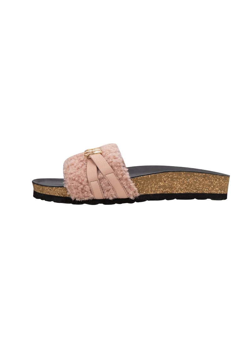 Schlappen mit pinkem, flauschigem Riemen, zwei Lederbändern, goldener Schnalle, Korkwedge-Sohle und schwarzer strukturiertem Außensohle.