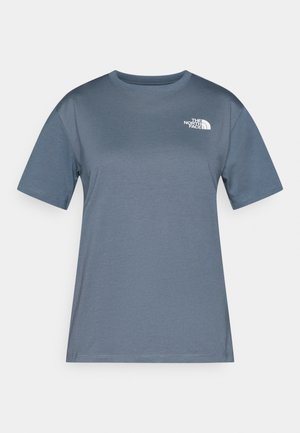 Μπλουζάκι από βαμβακερό μείγμα σε γκρι απόχρωση πέτρας, με στρογγυλή λαιμόκοψη και κοντά μανίκια· διαθέτει λευκό λογότυπο στο επάνω αριστερό μέρος του στήθους.