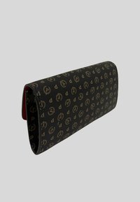 Portafoglio in pelle nera con un motivo circolare beige ripetuto e foderato in rosso, mostrato chiuso su uno sfondo semplice.