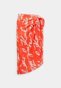 Κόκκινη φούστα τύλιγμα με διακόσμηση που δένει, κατασκευασμένη από ελαφρύ ύφασμα με λευκό σχέδιο χειρόγραφου κειμένου σε όλη την επιφάνεια. Λείος υφή, ασύμμετρο τελείωμα.