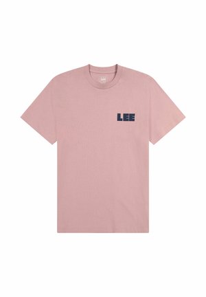 T-shirt en coton rose avec un col rond, des manches courtes et un logo "LEE" bleu marine imprimé sur la poitrine gauche. Texture lisse.