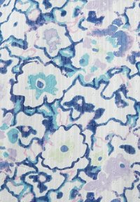 Motif floral bleu et violet sur un tissu blanc avec des détails en broderie œillet subtils et des accents rose clair.