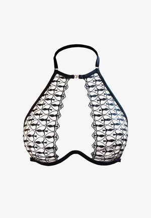 Schwarzer Spitzen-Halter-BH mit aufwendigen Fischschuppenmustern, einem durchsichtigen Mittelteil und Satin-Trägern, die mit einem herzförmigen Verschluss gesichert sind.