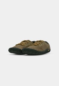 Zapatillas atléticas ligeras en verde oliva y beige de malla, con suelas de goma texturizadas y cordones marrones contrastantes para un ajuste seguro.