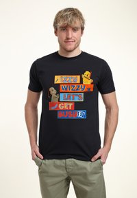 Sort T-shirt med farverig grafisk tekst: "IZZY WIZZY LAD OS KOMME I GANG" med tegneseriefigurer, sort materiale, standard pasform.