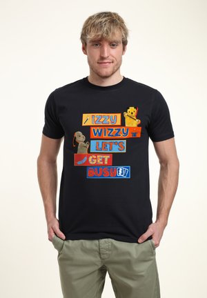 Sort T-shirt med farverig grafisk tekst: "IZZY WIZZY LAD OS KOMME I GANG" med tegneseriefigurer, sort materiale, standard pasform.