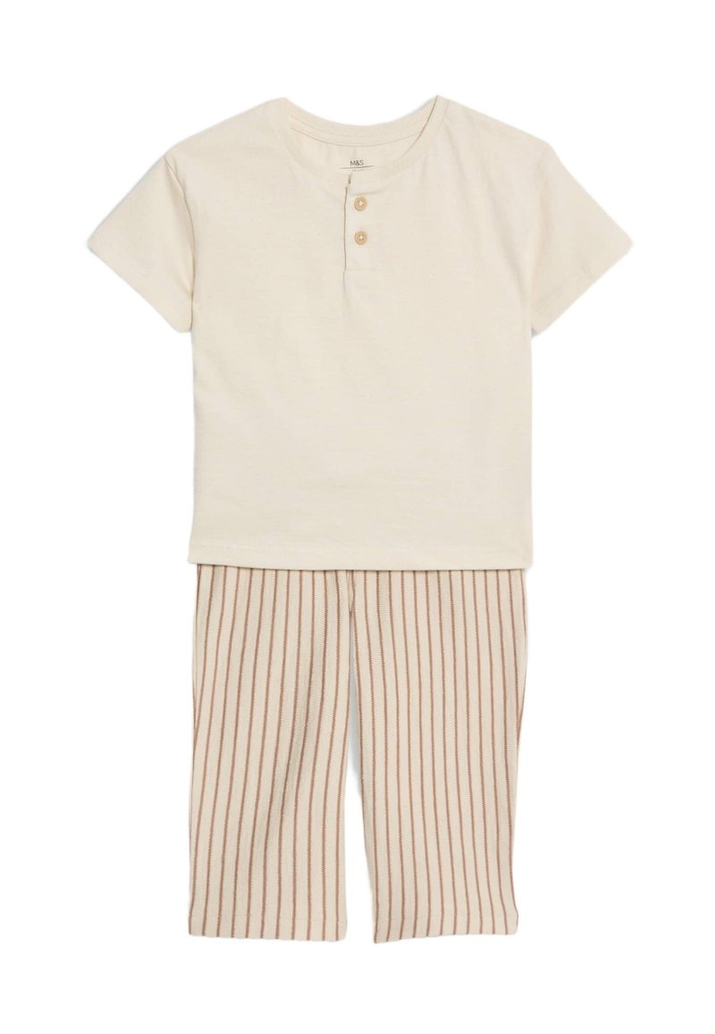 Beige krátký rukáv top s dvěma knoflíky a odpovídající pruhované pyžamové kalhoty v světle krémové barvě s tlumenými hnědými svislými pruhy. Bavlněná látka.