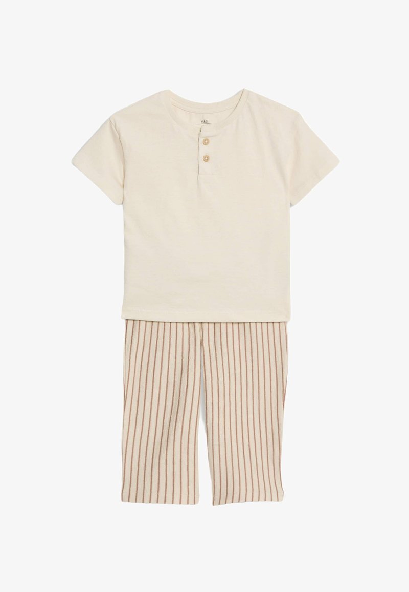 Top beige a maniche corte con due bottoni e pantaloni del pigiama abbinati a strisce in crema chiaro e marrone tenue a righe verticali. Tessuto di cotone.