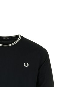 Zwart katoenen T-shirt met een geribde ronde halslijn met witte bies en een klein wit geborduurd logo op de borst.