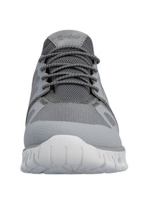 Chaussure de sport grise avec une tige en mesh et des accents synthétiques, des lacets plats et une semelle extérieure en caoutchouc blanc texturé avec un design flexible.