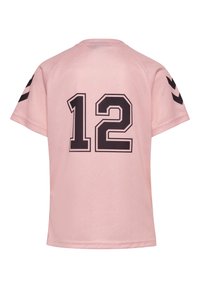 Rosa sporttröja med korta ärmar, prydd med det svarta numret "12" på ryggen och svarta chevronränder på ärmarna. Slät tygkvalitet.