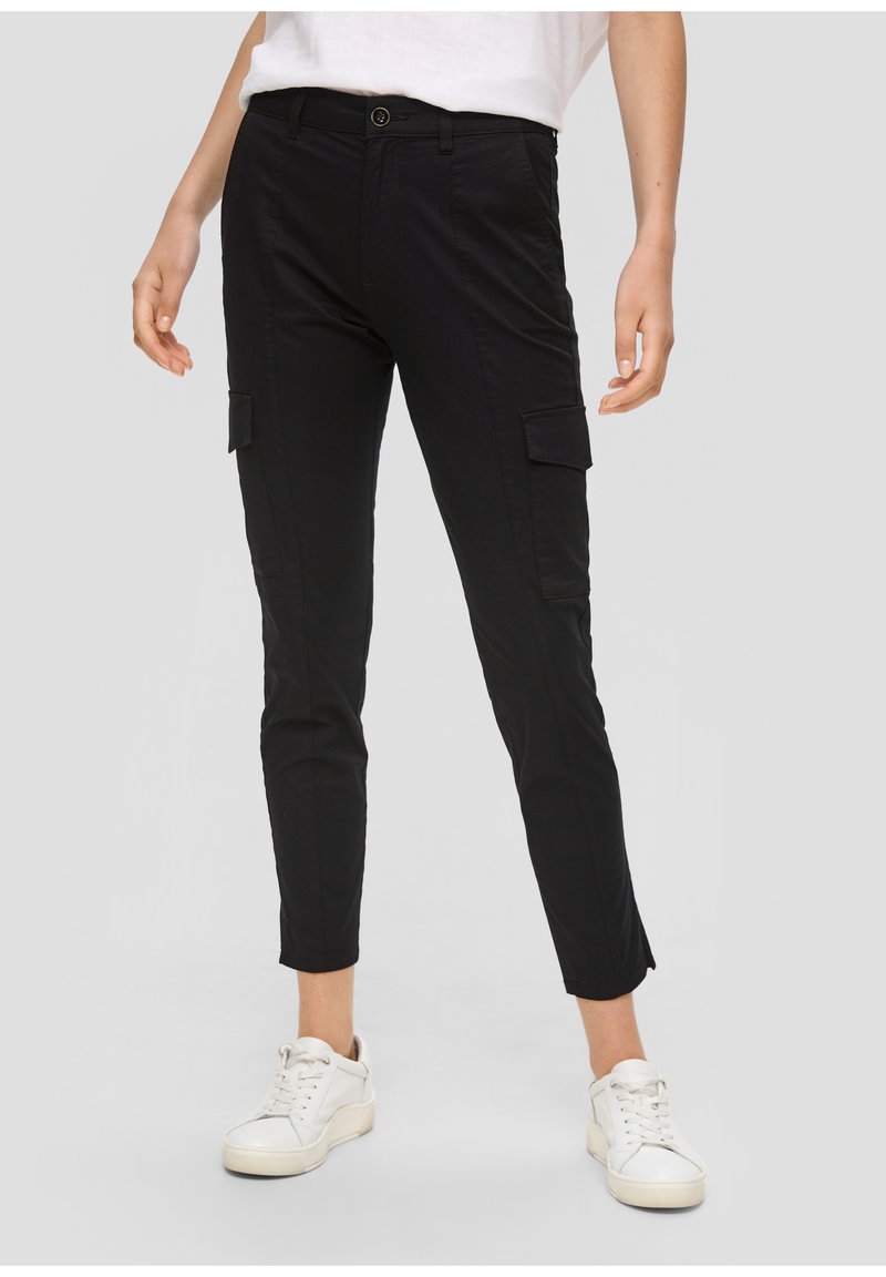 Zwarte cargobroek gemaakt van een gladde, duurzame stof. Kenmerkt zich door zijzakken, een slim fit ontwerp en een knoopsluiting bij de taille.