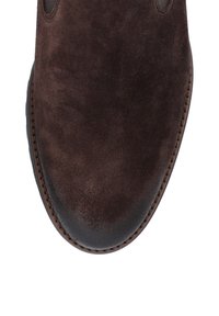 Brązowe zamszowe botki za kostkę z okrągłym noskiem, przeszyciami oraz elastycznymi panelami bocznymi ułatwiającymi zakładanie. Gładka tekstura o matowym wykończeniu.