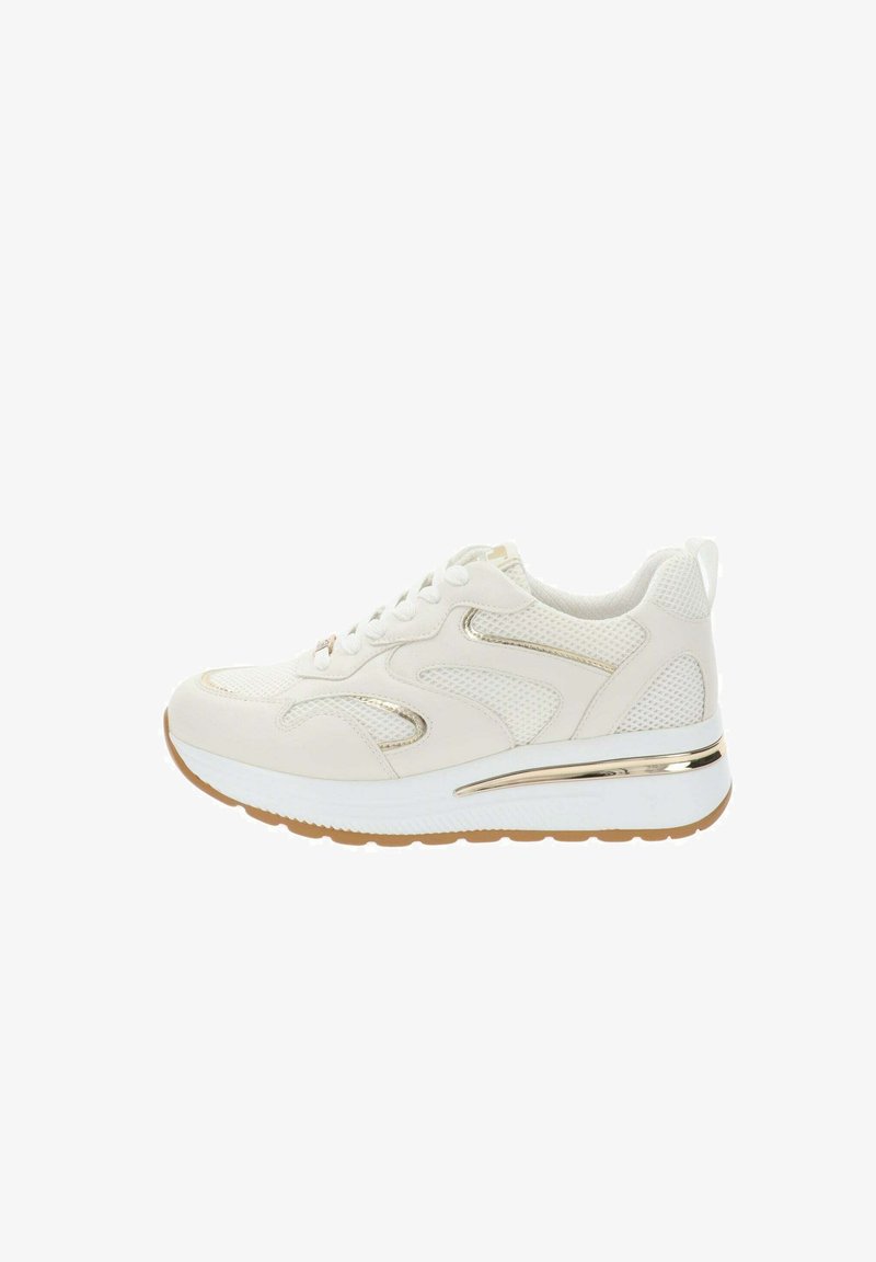 Zapatilla deportiva blanca con paneles de malla beige, cordones blancos y una suela gruesa blanca con un detalle metálico dorado y suela marrón.