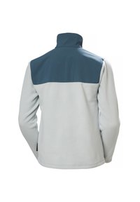 Chaqueta de forro polar con un cuerpo de color gris claro y una sección superior de color azul oscuro, con un cuello alto y mangas largas. Textura suave y líneas limpias.