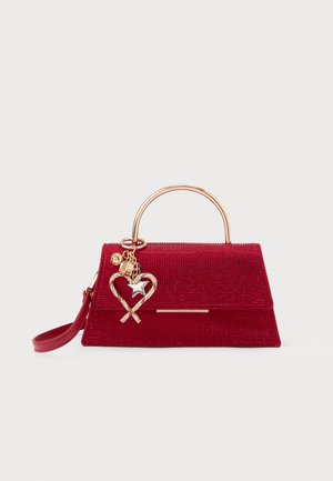 Borsa rossa con design strutturato, impreziosita da strass, manico dorato e ciondolo decorativo con cuore e stella.