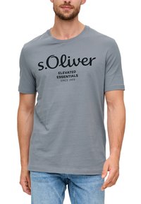 Siva pamučna majica s okruglim izrezom, kratkim rukavima i natpisom "s.Oliver Elevated Essentials Since 1969" ispisanim crnom bojom.