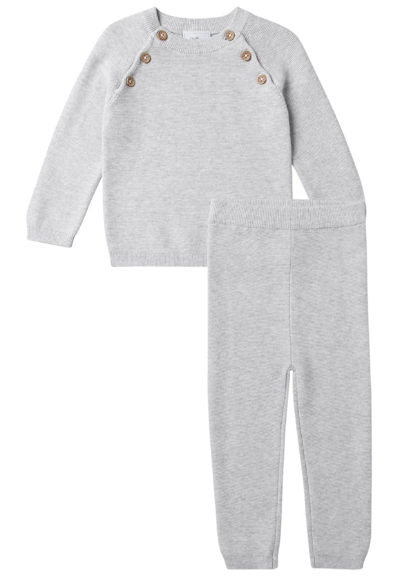 Grauer Strickpullover mit sechs braunen Knöpfen an der Schulter, kombiniert mit einer passenden Hose mit elastischem Bund. Beide Teile verfügen über eine gerippte Textur.
