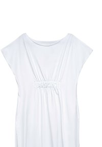 Biała sukienka z gładkiego materiału, o luźnym kroju, szerokim dekolcie i marszczonym detalu w pasie. Bez wzorów ani akcentów.