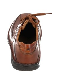Brązowe skórzane buty z zaokrąglonym noskiem, gładką fakturą, zdobieniami w postaci szwów i płaską czarną podeszwą; zawierają brązowe sznurowadła oraz wyściółkę wewnętrzną.