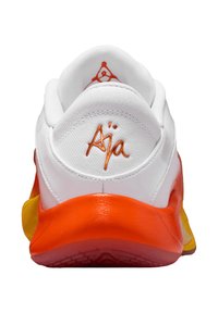 Witte sneaker met een oranje en gele verloopzool. Heeft een wit mesh bovenwerk, een oranje logo op de hiel en gladde, getextureerde accenten.