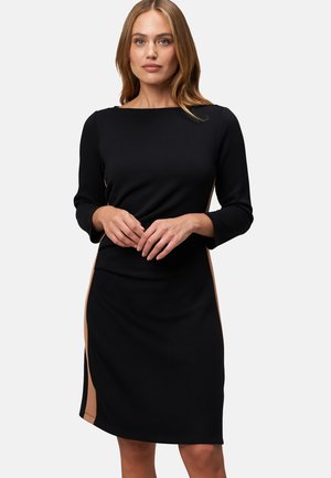 MIT RAFFUNGEN - Jersey dress - patch blackcamel