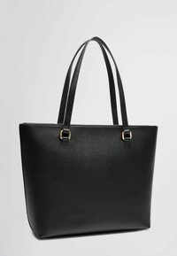 Borsa a tote in finta pelle nera con due lunghe maniglie, forma rotonda, superficie testurizzata e dettagli in metallo dorato.