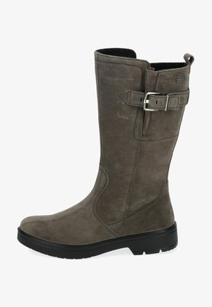 Grå ruskinds knæhøje støvler med en bred skafte, sort gummisål og en sidebælteaccent. Glat tekstur og enkle, rene linjer.