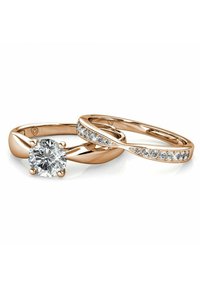 Rosé gouden trouwringenset met een ronde briljante centrale steen in zetting met klauwen, en een bijpassende band versierd met kleine edelstenen.
