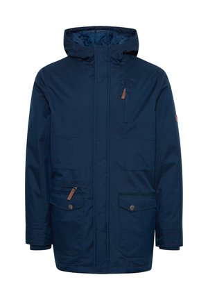 Tumši zila laikapstākļiem izturīga parka jaka ar kapuci, vairākiem kabatām, brūniem ādas akcentiem un teksturētu auduma virsmu.