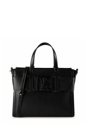 Sac à main en cuir noir avec texture perforée, poignées supérieures, bandoulière réglable et détail de logo embossé central sur le panneau avant.