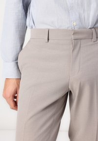 Isaac Dewhirst THE FASHION NOTCH SLIM SUIT - Κοστούμι - taupe