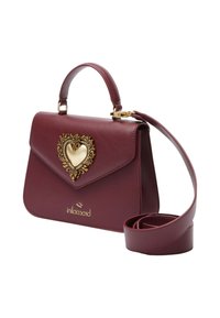 Borsa in pelle bordeaux con dettaglio a forma di cuore dorato, design strutturato, manico superiore e tracolla removibile.
