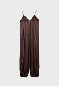 Combinaison sans manches en satin marron avec bretelles fines réglables et poignets élastiqués sur jambes larges, présentée sur fond uni.