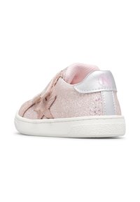 Sneaker rosa scintillante con dettaglio a stella, accenti argentati e suola in gomma bianca. Interno imbottito morbido per il comfort.