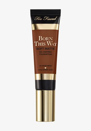 Tube van Too Faced Born This Way Soft Matte foundation in medium bruine tint met gouden en zwarte accenten.