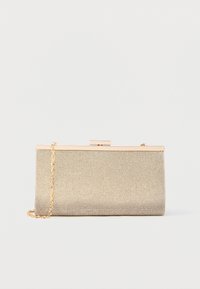 Bolso de mano metálico dorado con textura de malla, forma rectangular estructurada, cierre dorado y correa de cadena desmontable para versatilidad.