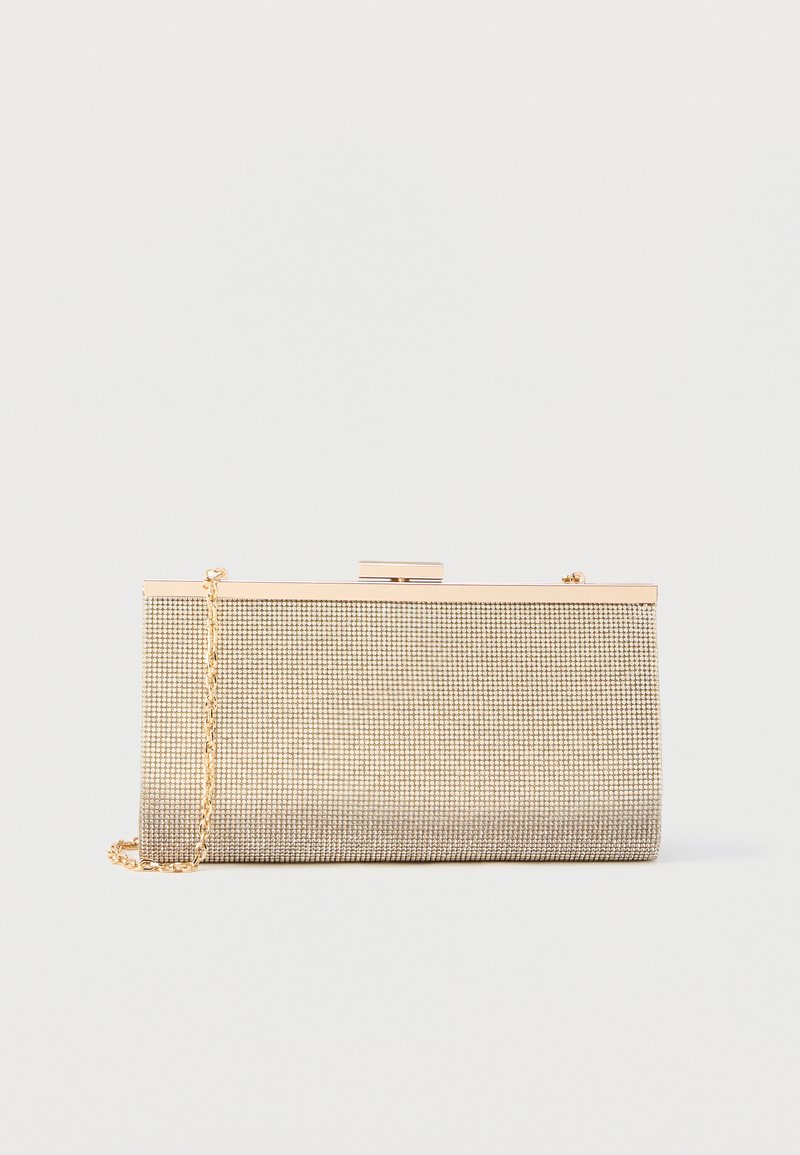 Bolso de mano metálico dorado con textura de malla, forma rectangular estructurada, cierre dorado y correa de cadena desmontable para versatilidad.
