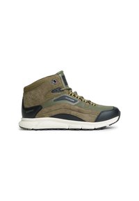 Sneaker υψηλού τύπου σε ελιά πράσινο και καφέ σουέντ με μαύρες λεπτομέρειες, λευκή σόλα, κίτρινα κορδόνια και "Hilfiger" σήμανση στο πλάι. Ορατή ετικέτα αδιάβροχο.