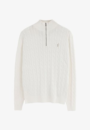 Witte kabelgebreide trui met halve ritssluiting bij de kraag en klein geborduurd logo op de linkerborst, gebreide manchetten en onderkant.