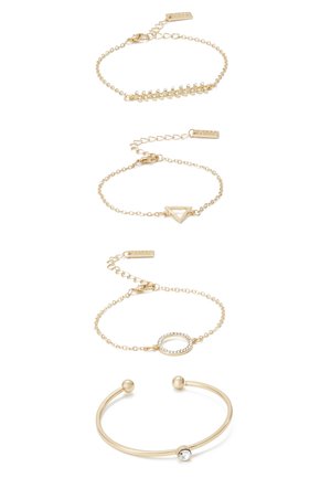 Bracciali in oro in vari design: uno con pietre trasparenti, uno con un triangolo, uno con un accento circolare e uno in stile bracciale.
