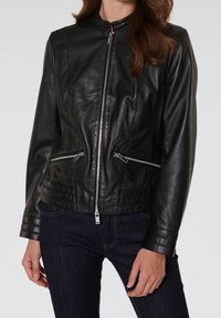 Zwart leren jasje met een hoge kraag, ritssluiting en twee ritssluitingen aan de voorkant. Heeft een gladde textuur en een aansluitend ontwerp.