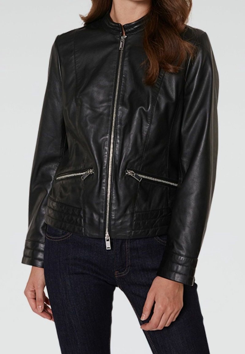 Zwart leren jasje met een hoge kraag, ritssluiting en twee ritssluitingen aan de voorkant. Heeft een gladde textuur en een aansluitend ontwerp.
