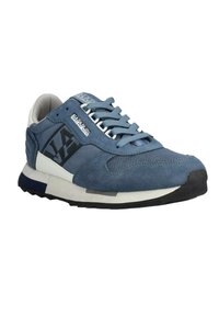 Sneaker blu in suede con accenti in rete, suola intermedia bianca, suola esterna nera e dettagli cuciti, con un logo sul lato.