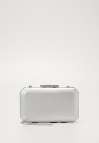 Stříbrná metalická kabelka na ruku s obdélníkovým tvarem, osmihrannými okraji a stříbrným řetízkem na nošení. Obsahuje zapínání na klips na vrchu.