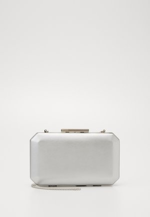 Pochette métallique argentée de forme rectangulaire, avec des bords octogonaux et une bandoulière en chaîne argentée. Elle dispose d'une fermeture à fermoir sur le dessus.