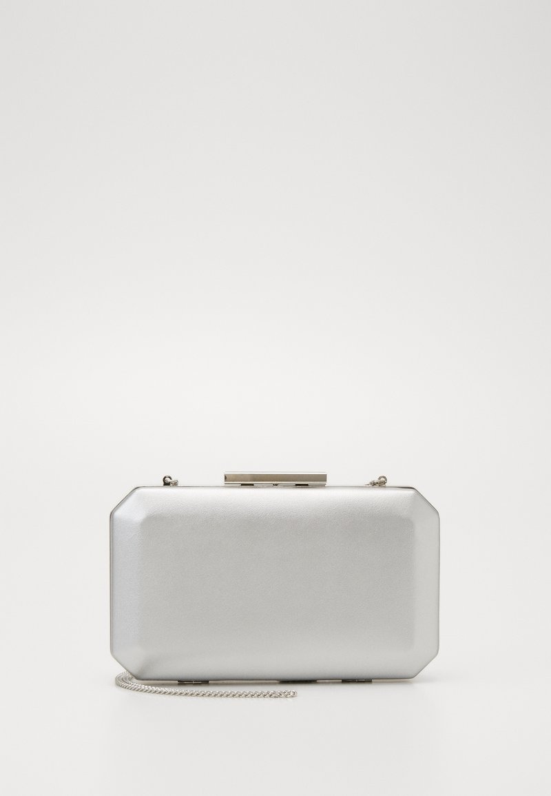 Stříbrná metalická kabelka na ruku s obdélníkovým tvarem, osmihrannými okraji a stříbrným řetízkem na nošení. Obsahuje zapínání na klips na vrchu.