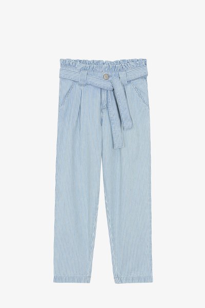 Pantalones a rayas azul y blanco con cintura elástica, cinturón a juego, dos bolsillos laterales y un corte relajado. Tejido de algodón suave.